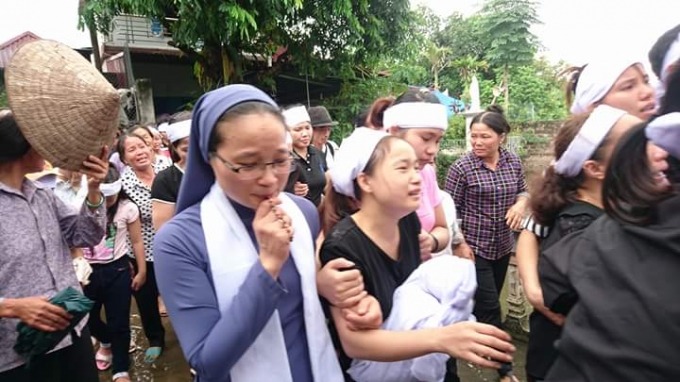 ...của người thân và bà con hàng xóm. Ảnh pháp luật Plus