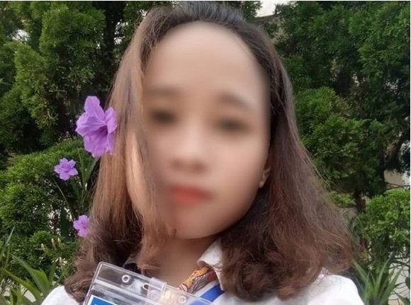 Trước đó, khi phía nhà trường nơi Oanh coi thi thông báo cô đang mất tích, người thân, thầy cô, bạn bè vẫn nuôi hy vọng rằng điều kỳ diệu sẽ đến với cô nữ sinh xinh đẹp. Thế nhưng, phép màu đã không xảy ra, nhiều người thân của Oanh ngã quỵ khi biết thi thể của cô được tìm thấy tại một khúc sông đầy bèo tây ở Thạch Hà, Hà Tĩnh. Nỗi đau càng chồng nỗi đau khi cơ quan điều tra cho biết nữ giám thị bị giết hại rồi vứt xác xuống sông nhằm phi tang. Ảnh Facebook