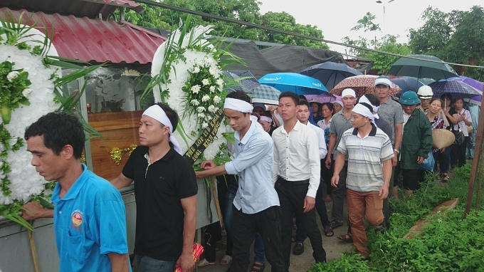 Những bước chân như nặng hơn, nhịp đi cũng chậm hơn để Đăng ký và nhận 60K 24 bao lì xì miễn phí mỗi ngày, người thân được thêm mỗi giây, mỗi phút cuối tiễn biệt. Ảnh pháp luật Plus
