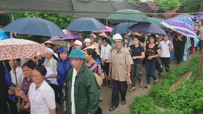 Hàng trăm người đã đội mưa đến để tiễn nữ giám thị bị giết hại về đoạn đường cuối. Ảnh pháp luật Plus