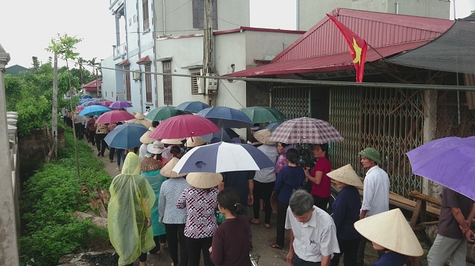 Con đường nhỏ dẫn vào nhà Oanh ở Hà Nam, hôm nay chật kín người. Ảnh pháp luật Plus