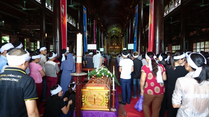 Người thân làm lễ tại nhà thờ trước khi đưa Oanh về với đất mẹ. Ảnh pháp luật Plus