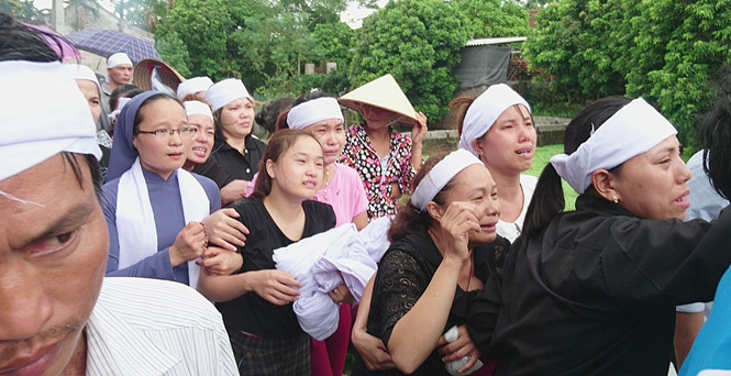 Những giọt nước mắt nghẹn ngào... Ảnh Ảnh Thanh Niên