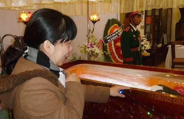 Người dân xúc động khi vào viếng ông Nguyễn Bá Thanh