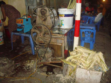 Quang cảnh nhầy nhụa kh&oacute; coi tại nơi chế biến nước m&iacute;a tại đường Ph&uacute; Mỹ (Mỹ Đ&igrave;nh)