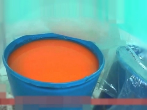 Nước giải kh&aacute;t rởm được đựng trong th&ugrave;ng phuy xanh rồi được đ&oacute;ng chai với gi&aacute;  rẻ hơn cốc tr&agrave; đ&aacute;