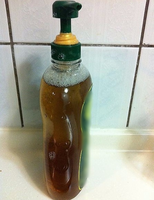  B&agrave; nội trợ 'ph&aacute;t sốt' v&igrave; nước rửa b&aacute;t tự chế