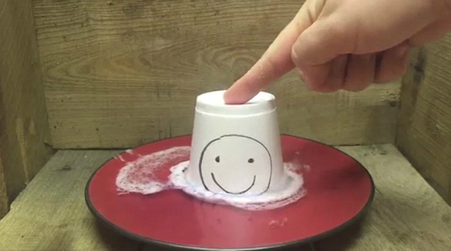 Chất tẩy sơn m&oacute;ng tay l&agrave;m tan chảy ly nhựa xốp