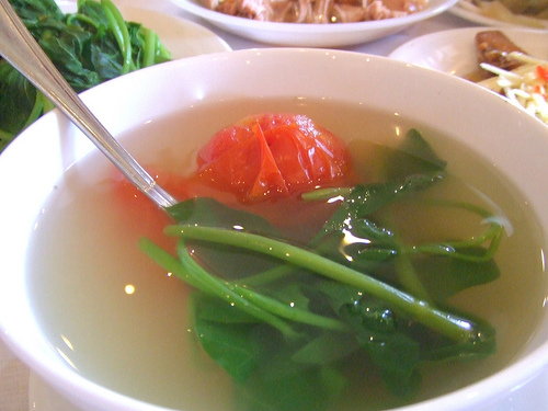 Những người kh&ocirc;ng n&ecirc;n uống nước rau luộc l&agrave; vấn đề được nhiều người quan t&acirc;m