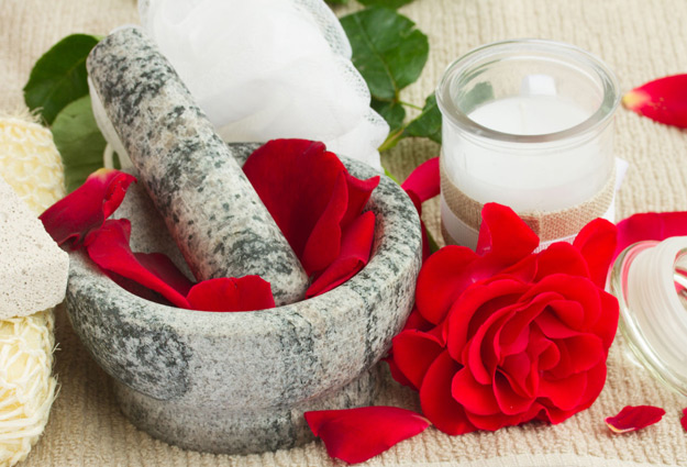 L&agrave;m đẹp da bằng nước hoa hồng gi&uacute;p loại bỏ da chết hiệu quả