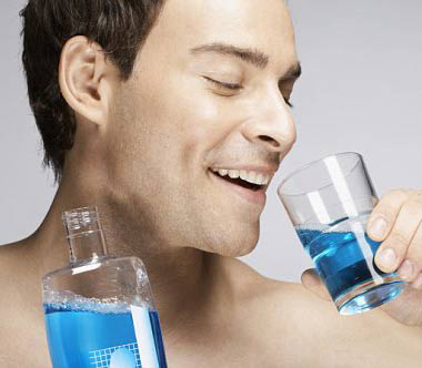Nước s&uacute;c miệng dễ g&acirc;y ung thư miệng v&agrave; v&ograve;m họng