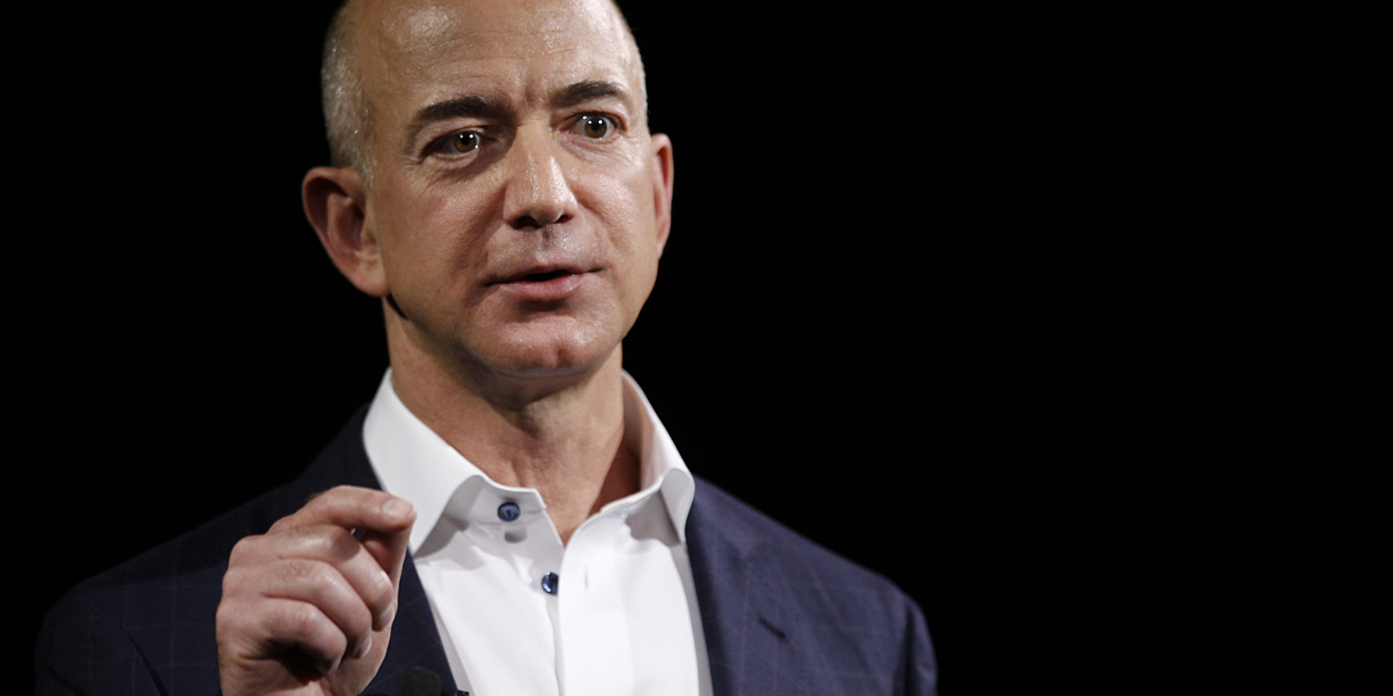 Chân dung tỷ phú Jeff Bezos. Ảnh: Huffingtonpost