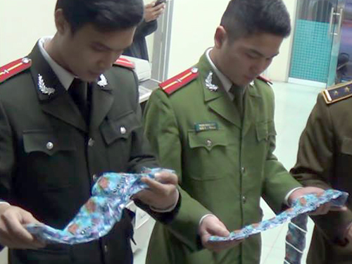 Lực lượng chức năng đ&atilde; thu giữ số b&aacute;nh kẹo nhập lậu tr&ecirc;n để xử l&yacute; theo quy định.
