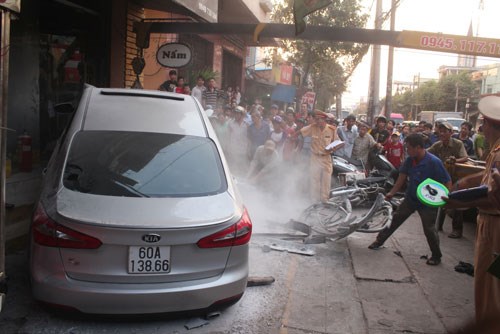 Ô tô ‘điên’ tông 6 xe máy và 1 xe đạp, 8 người bị thương Ô tô ‘điên’ tông 6 xe máy và 1 xe đạp, 8 người bị thương