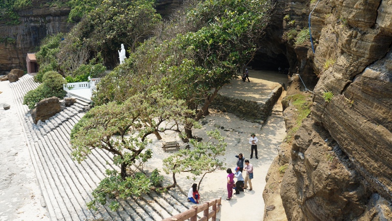 ch&ugrave;a hang l&yacute; sơn