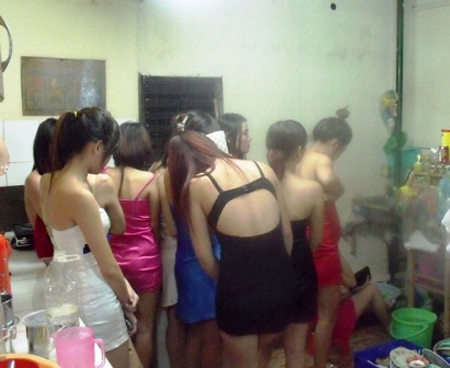 12 c&ocirc; g&aacute;i tại động mại d&acirc;m bị bắt quả tang v&agrave; đưa về cơ quan c&ocirc;ng an