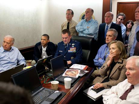 Tổng thống Brack Obama v&agrave; Ngoại trưởng Hillary Clinton quan s&aacute;t đội đặc nhiệm t&igrave;m kiếm v&agrave; giết Osama Bin Laden