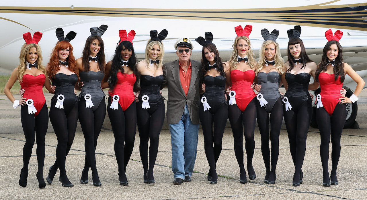 Khung cảnh ông chủ tạp chí Playboy sải bước cùng dàn ‘thỏ nhí’ đã trở thành hình ảnh quen thuộc và ‘không bao giờ thay đổi’ của Hollywood.
