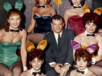 Sau cuộc hôn nhân đầu thất bại, Hugh Hefner tận hưởng lối sống hưởng thụ từng giây. Với bệ đỡ là ấn phẩm quy tụ dàn chân dài nóng bỏng, Hugh Hefner tha hồ tìm kiếm bạn tình.