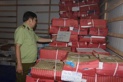 &Ocirc;ng Nguyễn Th&agrave;nh Danh kiểm tra nguy&ecirc;n liệu v&agrave; phụ gia của cơ sở tr&ecirc;n