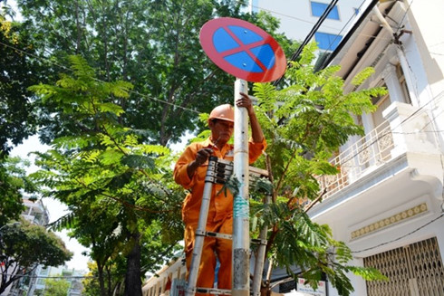 &ocirc;ng nh&acirc;n lắp biển cấm dừng, đỗ với xe từ 9 chỗ trở l&ecirc;n tr&ecirc;n đường L&ecirc; Thị Hồng Gấm v&agrave; Nguyễn Th&aacute;i B&igrave;nh