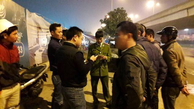Lực lượng c&ocirc;ng an đến x&aacute;c minh vụ việc