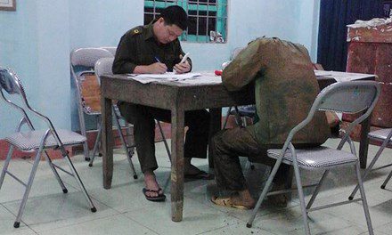 Người đ&agrave;n &ocirc;ng ăn trộm quần &aacute;o l&oacute;t của c&ocirc; gi&aacute;o trong khu tập thể gi&aacute;o vi&ecirc;n