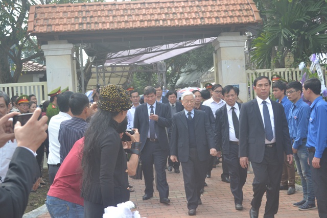 Lúc 9 giờ 20 phút sáng nay, Tổng Bí thư Nguyễn Phú Trọng đã dẫn đầu đoàn Ban chấp hành Trung ương Đảng vào viếng ông Nguyễn Bá Thanh. Ảnh Lao Động Lúc 9 giờ 20 phút sáng nay, Tổng Bí thư Nguyễn Phú Trọng đã dẫn đầu đoàn Ban chấp hành Trung ương Đảng vào viếng ông Nguyễn Bá Thanh. Ảnh Lao Động