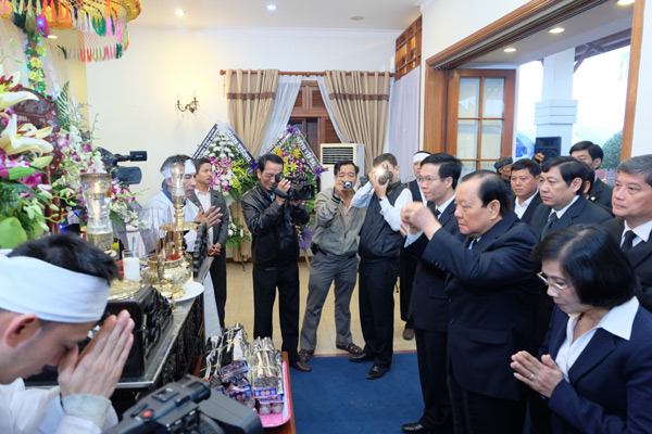 Bí thư Thành ủy TP.HCM Lê Thanh Hải viếng ông Bá Thanh. Ảnh Dân Trí Bí thư Thành ủy TP.HCM Lê Thanh Hải viếng ông Bá Thanh. Ảnh Dân Trí