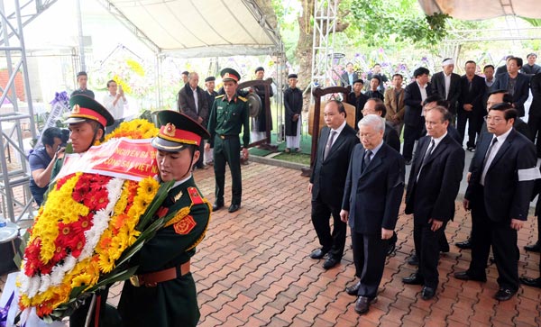 Tổng Bí thư Nguyễn Phú Trọng viếng đồng chí Nguyễn Bá Thanh. Ảnh Sài Gòn Giải Phóng Tổng Bí thư Nguyễn Phú Trọng viếng đồng chí Nguyễn Bá Thanh. Ảnh Sài Gòn Giải Phóng