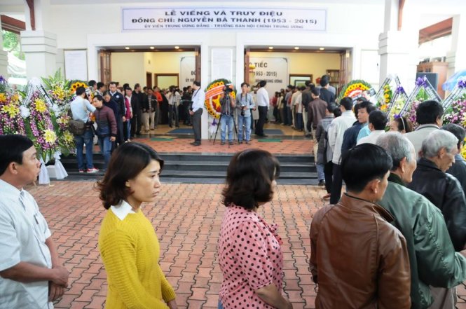 Người d&acirc;n tiếp tục v&agrave;o viếng &ocirc;ng Nguyễn B&aacute; Thanh