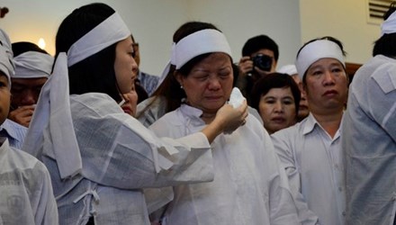 Con g&aacute;i &ocirc;ng Nguyễn B&aacute; Thanh lau nước mắt cho mẹ trong giờ truy điệu s&aacute;ng 16/2
