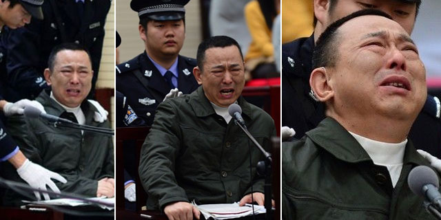 &Ocirc;ng tr&ugrave;m mafia bật kh&oacute;c khi nhận bản &aacute;n tử h&igrave;nh