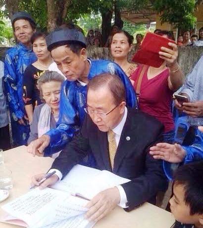 &ocirc;ng ban ki moon về thăm nh&agrave; thờ họ