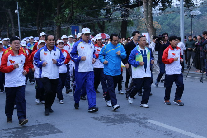 &Ocirc;ng Nguyễn Thiện Nh&acirc;n tham gia Ng&agrave;y chạy Olympic, hưởng ứng tinh thần thể thao theo gương B&aacute;c Hồ vĩ đại