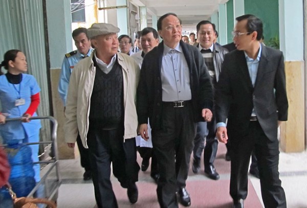 Trưởng ban Tổ chức Trung ương T&ocirc; Huy Rứa c&ugrave;ng l&atilde;nh đạo Đ&agrave; Nẵng v&agrave;o bệnh viện thăm &ocirc;ng Nguyễn B&aacute; Thanh.