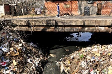 S&ocirc;ng Matanza cũng bị &ocirc; nhiễm bởi chất thải từ c&aacute;c nh&agrave; m&aacute;y c&ocirc;ng nghiệp