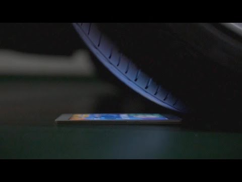 Smartphone mỏng nhất thế giới vẫn sống s&oacute;t khi đ&atilde; bị ch&egrave;n qua bởi một chiếc &ocirc; t&ocirc;