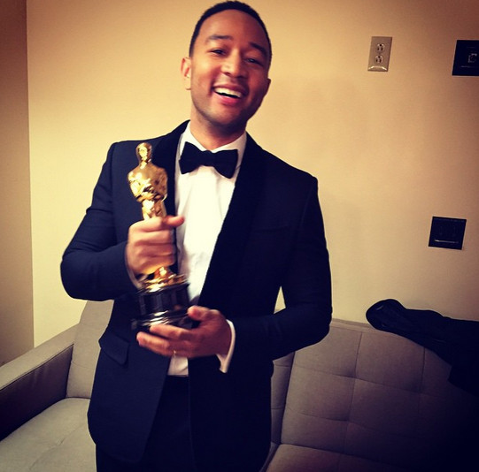 John Legend cũng hớn hở khoe tượng vàng vừa được trao