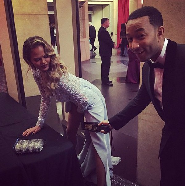 Chrissy Teigen và John Legend đùa cợt đằng sau hậu trường khi biết an ninh của Oscar 87 được thắt chặt hơn so với mọi năm