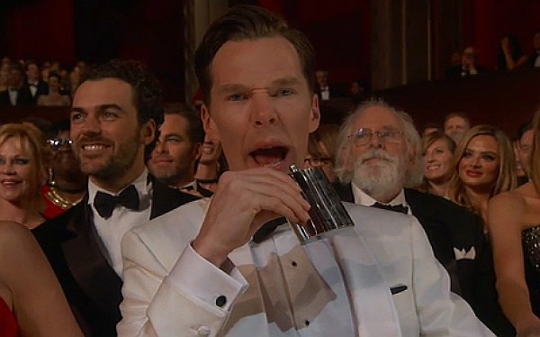 Benedict Cumberbatch lập tức làm mặt xấu khi camera lia tới mình