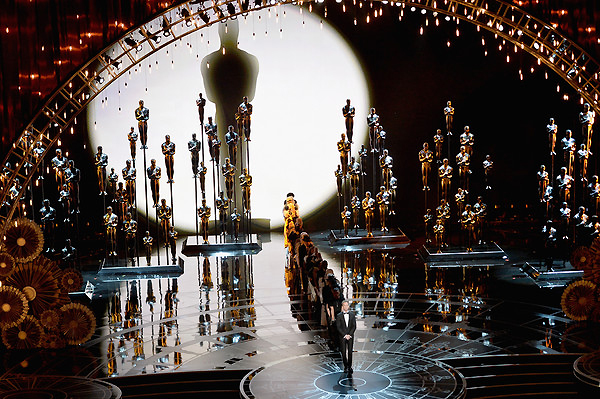 Diễn vi&ecirc;n Neil Patrick Harris l&agrave; người dẫn chương tr&igrave;nh tại Oscar 2015 v&agrave; m&agrave;n ch&agrave;o hỏi ấn tượng. Ảnh VTV 