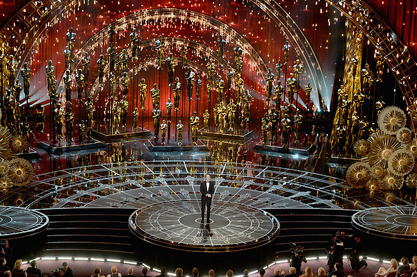 S&acirc;n khấu ho&agrave;nh tr&aacute;ng của lễ trao giải Oscar 2015. Ảnh VTV 