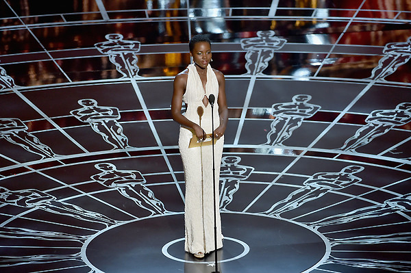 Nữ diễn vi&ecirc;n Lupita Nyong'o l&agrave; người c&ocirc;ng bố giải thưởng đầu ti&ecirc;n tại lễ trao giải Oscar 2015. Ảnh VTV 
