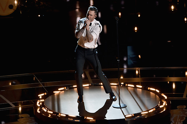 Trưởng nh&oacute;m Maroon 5 đốt ch&aacute;y s&acirc;n khấu Oscar 2015 với m&agrave;n tr&igrave;nh diễn ca kh&uacute;c 