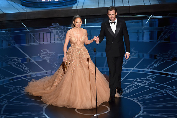 Người đẹp Jennifer Lopez v&agrave; Chris Pine c&ocirc;ng bố giải 