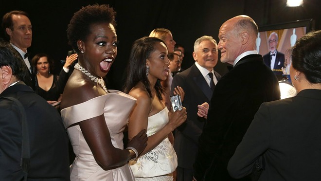 Biểu cảm thú vị của ngôi sao kênh truyền hình ABC là Viola Davis phía sau sân khấu. Biểu cảm thú vị của ngôi sao kênh truyền hình ABC là Viola Davis phía sau sân khấu.