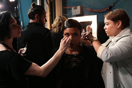Jennifer Hudson trang điểm lại trước giờ lên sân khấu Jennifer Hudson trang điểm lại trước giờ lên sân khấu