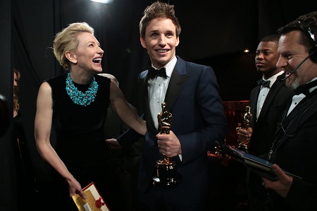 Nữ diễn viên Cate Blanchett chúc mừng Eddie Redmayne sau khi nam diễn viên giành giải Nam chính xuất sắc nhất Nữ diễn viên Cate Blanchett chúc mừng Eddie Redmayne sau khi nam diễn viên giành giải Nam chính xuất sắc nhất