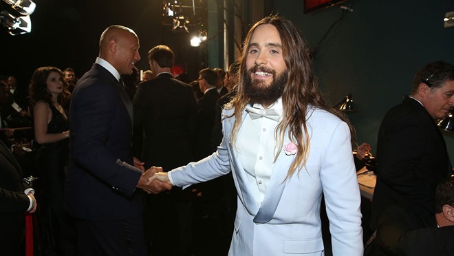 Cái bắt tay của hai ngôi sao nổi tiếng Hollywood phía sau cánh gà Cái bắt tay của hai ngôi sao nổi tiếng Hollywood phía sau cánh gà